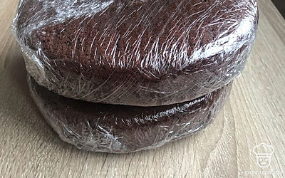 Готовые бисквиты обернуть в пищевую плёнку и убрать в холодильник на 5 часов.