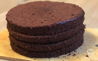 Достать бисквит из холодильника и нарезать на коржи, верхушки срезать для украшения торта. Всего получилось 4 коржа.