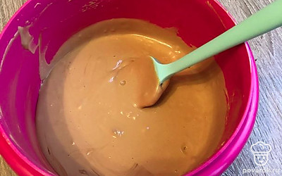 Для крема взбить миксером варёную сгущёнку и 200 г сливочного масла комнатной температуры.