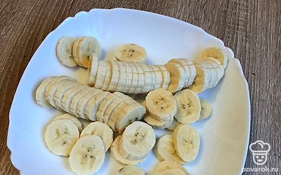 Бананы почистить и нарезать кругляшками, не слишком толстыми. 