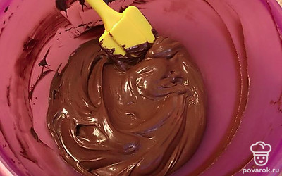 Массу с шоколадом и маслом взбить миксером 10 минут.