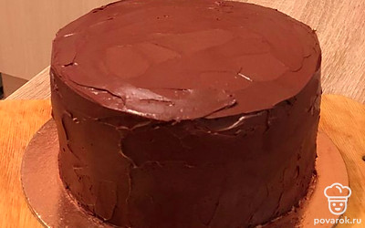 Выровнять ганашем торт. Украсить по вашему желанию.