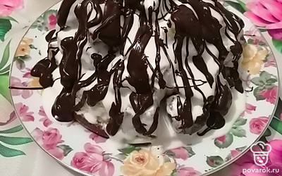 Шоколад растапливаем на водяной бане и поливаем сверху торт. Оставляем в холодильнике на 2 часа. 