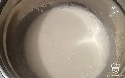 В миске смешиваем яйца и 200 г сахара, взбиваем миксером до густой белой пены. 