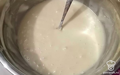 Добавляем 200 г сметаны и соду, гашеную уксусом, перемешиваем. Постепенно добавляем просеянную муку. 