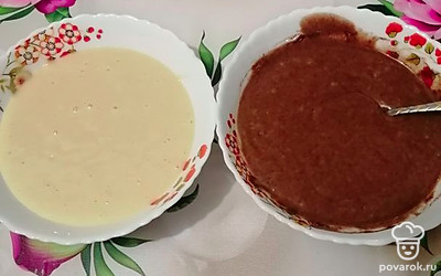 Делим тесто на две равные части, в одну добавляем какао и перемешиваем. 