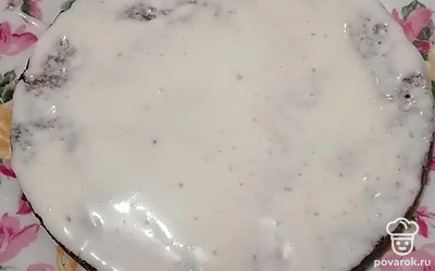 Нижний слой поливаем пропиткой из воды и сахара. Готовим крем, для этого взбиваем сметану и сахар до полного растворения сахара. Наносим крем на корж. 