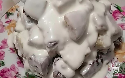 Обмакиваем каждый кусочек бисквита в крем и выкладываем в виде горки. Оставшийся крем поливаем сверху. 