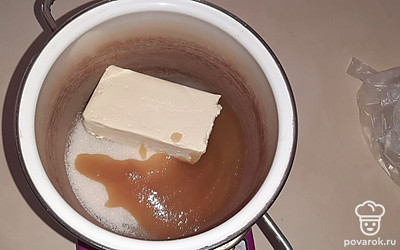 Сначала заводим тесто для коржей. Смешиваем в чистой таре сливочное масло, сахар и мед. Ставим все на средний огонь и доводим до лёгкого кипения.