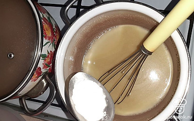 Как только появились первые пузырьки, добавляем ложку соды и варим 30 секунд. 