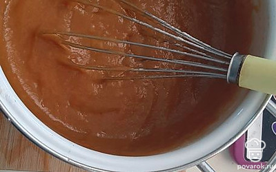 Массу остужаем и добавляем 2 яйца и муку, вымешиваем жидкое тесто.