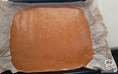 Выливаем тесто на противень, застеленный пергаментной бумагой.