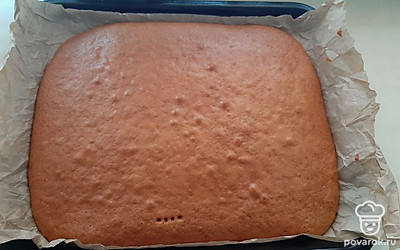 Готовый корж вынимаем из духовки и остужаем.