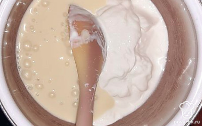 Готовим крем. Смешиваем сметану и сгущенку.