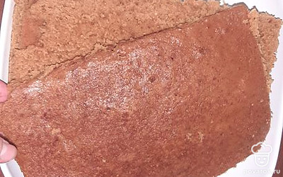 Остывший корж делим на четыре части и ровняем края.