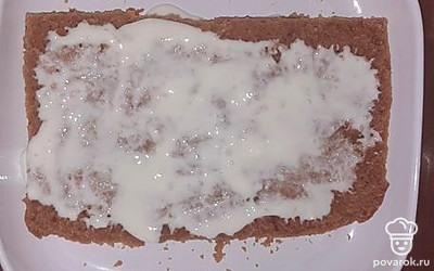 Собираем торт, смазывая каждый корж кремом.