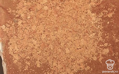 Оставшиеся корочки от выравнивания коржей измельчаем в крошку.