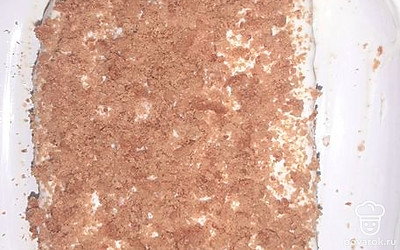 Посыпаем крошкой смазанные кремом коржи и отправляем в холодильник пропитываться минимум на 6 часов, лучше на ночь. 