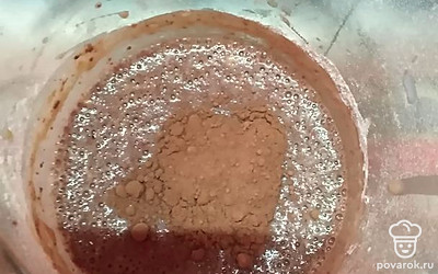 Замешиваем тесто. Взбиваем яйца с сахаром до бела, добавляем муку, разрыхлитель, какао, вливаем молоко. 