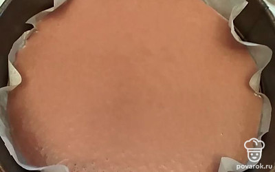 Форму для запекания застилаем бумагой для выпечки, выливаем тесто и ставим в разогретую до 150 г духовку до полной готовности бисквита (примерно 25минут).