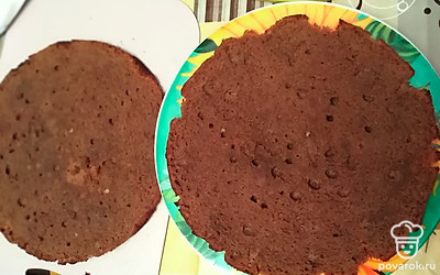 Готовый бисквит остужаем и разрезаем на 2 части.