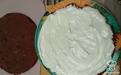 Готовим крем. Взбиваем охлажденные 33% сливки до густоты, вводим в них сахарную пудру (по вкусу) и творожный сыр. Собираем торт, хорошо промазывая пышки кремом. 