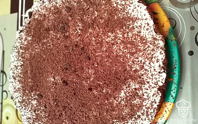 Сверху натираем плитку шоколада для украшения, убираем готовый торт в холодильник на ночь. 