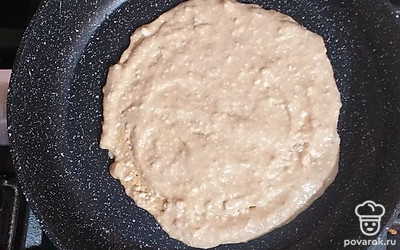 Получившуюся массу выложить на разогретую антипригарную сковороду (сухую или с каплей растительного масла).