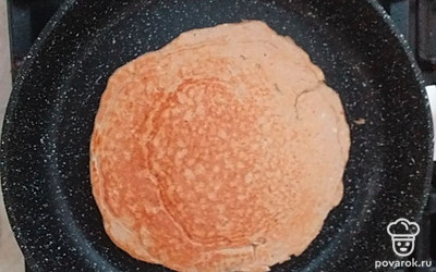 Жарить по 5-7 минут с обеих сторон до золотистого цвета.
