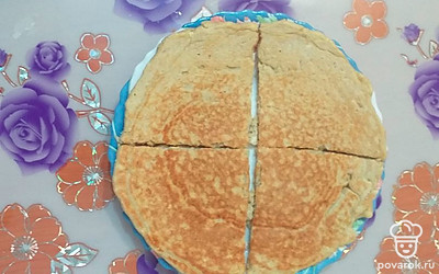 Получившийся блинчик разделить на 4 равные части.