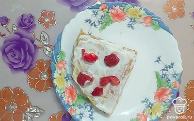 Каждую часть блина смазать сметаной и выложить ягоды. Сформировать кусочек тортика.