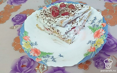 Перед подачей к столу можно присыпать мини-тортик шоколадной крошкой. Вкусный и полезный завтрак готов. Приятного аппетита!