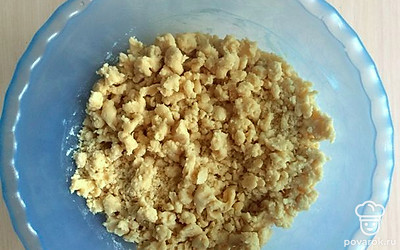 Муку и маргарин смешиваем до получения однородной массы. Добавляем воду и еще раз тщательно перемешиваем.