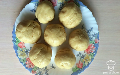 Тесто делим на 7 частей и ставим в холодильник на 1 час.