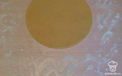 Из теста раскатываем пласты толщиной примерно 0,5 см, вырезаем круги и запекаем их в духовке при температуре 180 градусов до готовности. Остужаем.