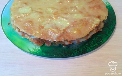 Приготовим крем. В миску кладем масло (комнатной температуры), сахар, сгущенку и кипяченое молоко, все тщательно перемешиваем. Пропитывает коржи кремом и украшаем торт.