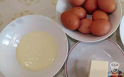 Замочить желатин в воде и оставить для набухания на 15 минут. 