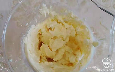 Сливочное масло размягченное смешать со сгущенкой комнатной температуры. Взбить миксером до однородности. Для получения однородной структуры масляного крема сгущенка и масло должны быть примерно одинаковой температуры, иначе крем может расслоиться.