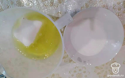 Белки отделить от желтков. Очень аккуратно, чтобы ни капли желтка не попало в белок. 