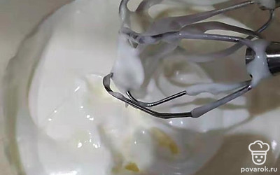 Взбить белки до легкой пены со щепоткой соли, добавить половину сахара и взбивать на максимальной скорости до крепкой пены, до устойчивых пиков.