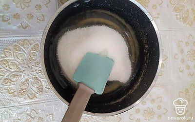 Набухший желатин смешать с оставшейся частью сахара и, помешивая, нагреть в кастрюле на медленном огне. Не кипятить!