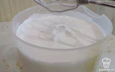 Горячий сироп ввести потихоньку в белки, продолжая взбивать басу миксером. Белковая масса увеличится почти в 3 раза. 
