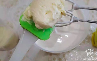 По одной ложке добавлять масляный крем в белковую массу. Она на глазах станет более жидкой, так и должно быть.