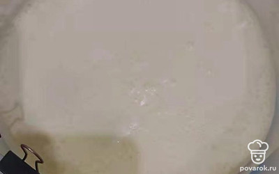 Бока разъемной формы выложить ацетатной пленкой. На дно формы выложить бисквит. Можно использовать для торта 1 или 2 коржа, по вашему желанию. На бисквит вылить суфле. 
Оставить торт для застывания в холодильнике на 2-3 часа. 
