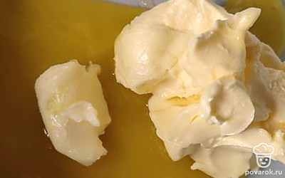 Для начала приготовим медовые коржи для нашего торта. В ёмкость, которую ставим на водяную баню, кладем масло и мёд. Помешиваем до их полного соединения.