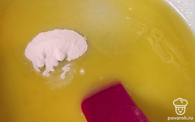 Добавляем соду. Масса начнём пузыриться и превратится в пену. Помешивая, доводим смесь до более тёмного цвета.
