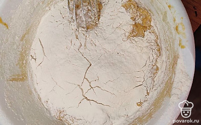 Отдельно взбиваем яйца с сахаром. Вводим медовую смесь. И добавляем муку.