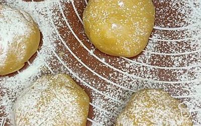 Вымешиваем тесто. Даём отдохнуть минут 15. Делим на равные части. У меня их 6. Убираем в холодильник 5 штук, одну раскатываем в тонкий пласт. Удобно делать это на пергаменте или коврике, как у меня. 