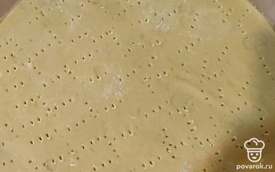 Тарелкой (у меня дно от съёмной формы) обозначаем края коржа, но пока не обрезаем. Протыкаем вилкой корж и убираем в заранее прогретую до 180-190 градусов печь. Ждём около 3-4 минут. И так каждый корж из холодильника. Срезаем лишнее у готового коржа, это легко, если заранее обозначить края. Обрезки пойдут на обсыпку.