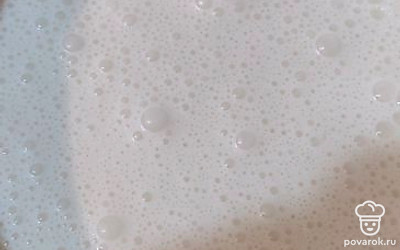 Пока коржи остывают и пекутся, готовим крем. Берём сливочный сыр, сливки, сахарную пудру и ванилин. Взбиваем смесь. При желании можно сделать более густую. Но я захотела жиденькую, для большей пропитки коржей. 
